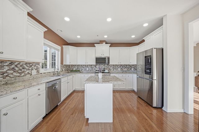 2 Grandview Dr, Hopkinton, MA 01748