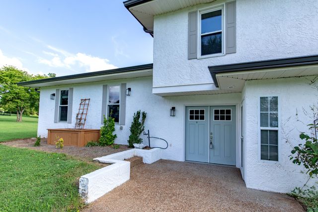 557 Peach Valley Rd, Gallatin, TN 37066