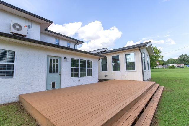 557 Peach Valley Rd, Gallatin, TN 37066