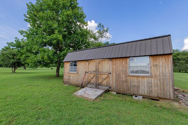 557 Peach Valley Rd, Gallatin, TN 37066