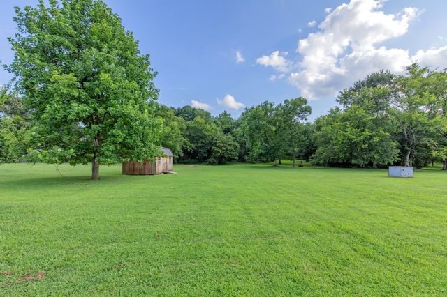 557 Peach Valley Rd, Gallatin, TN 37066