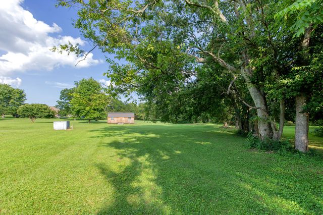 557 Peach Valley Rd, Gallatin, TN 37066