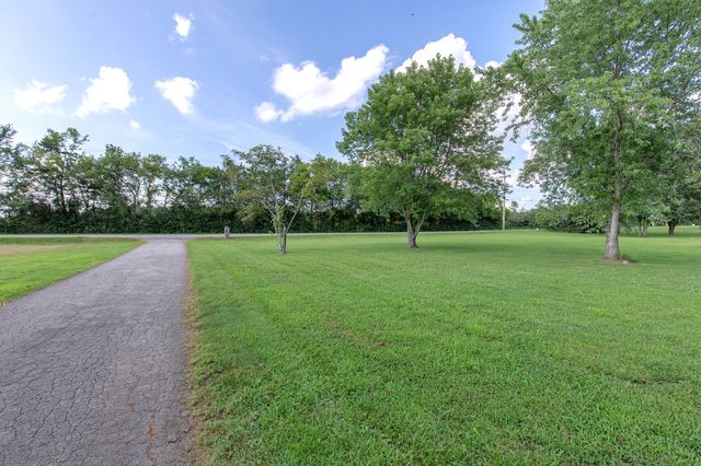 557 Peach Valley Rd, Gallatin, TN 37066