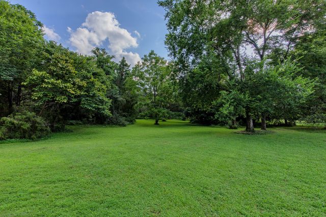 557 Peach Valley Rd, Gallatin, TN 37066