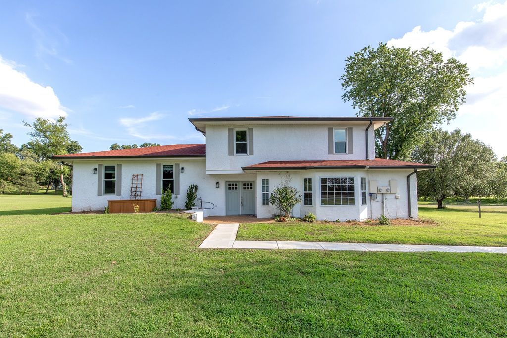 557 Peach Valley Rd, Gallatin, TN 37066