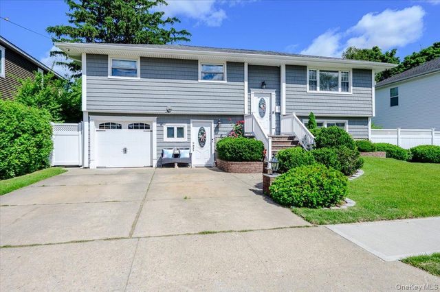 12 Northern Parkway E, Plainview, NY 11803