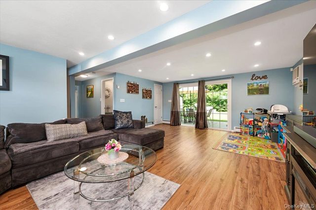 12 Northern Parkway E, Plainview, NY 11803