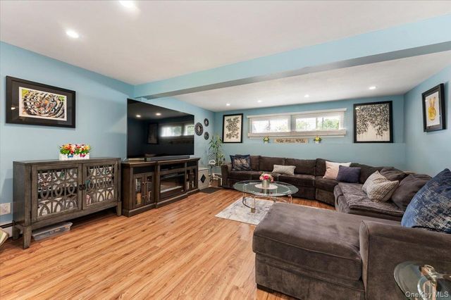 12 Northern Parkway E, Plainview, NY 11803