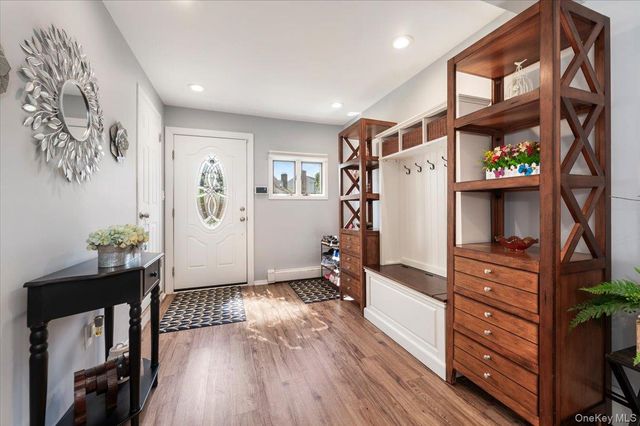 12 Northern Parkway E, Plainview, NY 11803