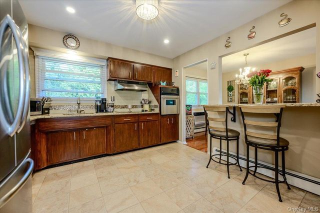 12 Northern Parkway E, Plainview, NY 11803