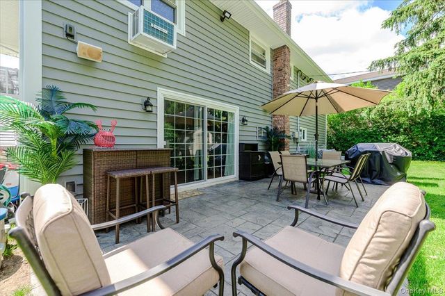 12 Northern Parkway E, Plainview, NY 11803