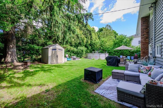 12 Northern Parkway E, Plainview, NY 11803