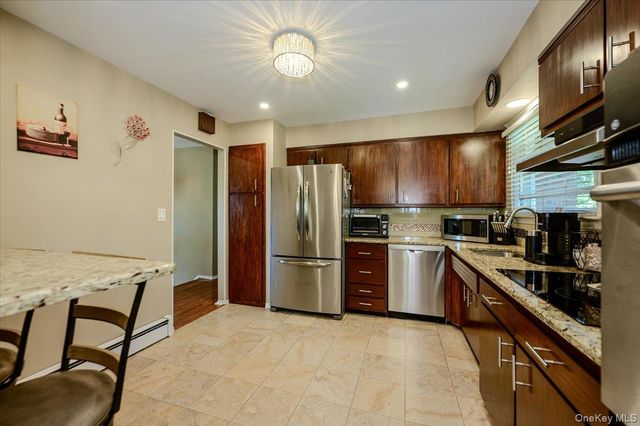 12 Northern Parkway E, Plainview, NY 11803