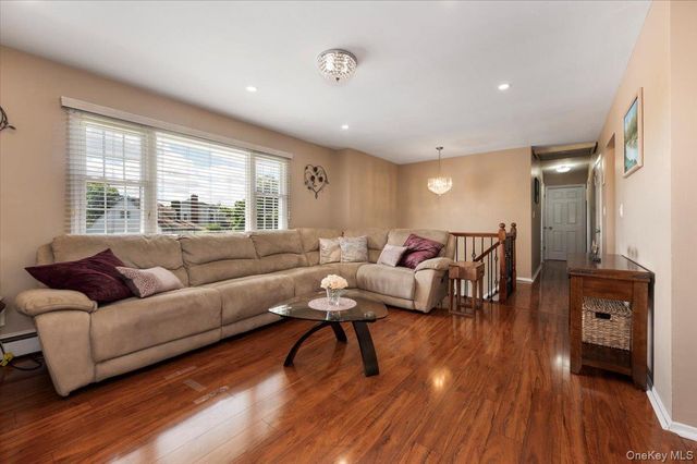12 Northern Parkway E, Plainview, NY 11803
