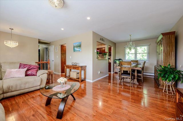 12 Northern Parkway E, Plainview, NY 11803