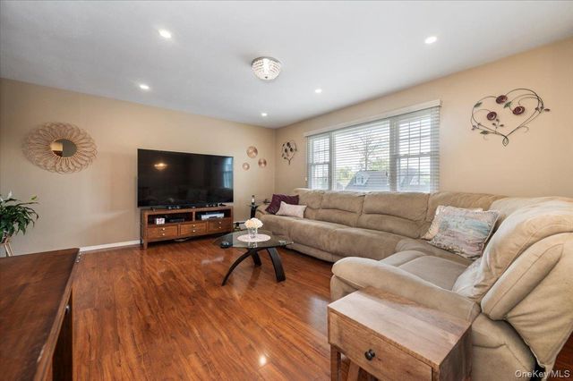 12 Northern Parkway E, Plainview, NY 11803