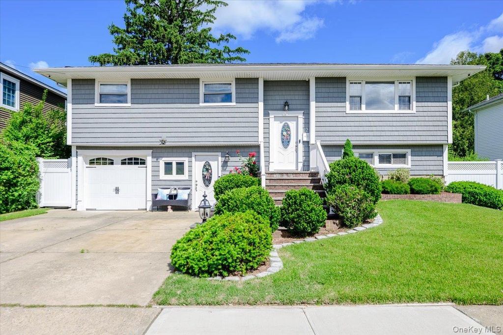 12 Northern Parkway E, Plainview, NY 11803