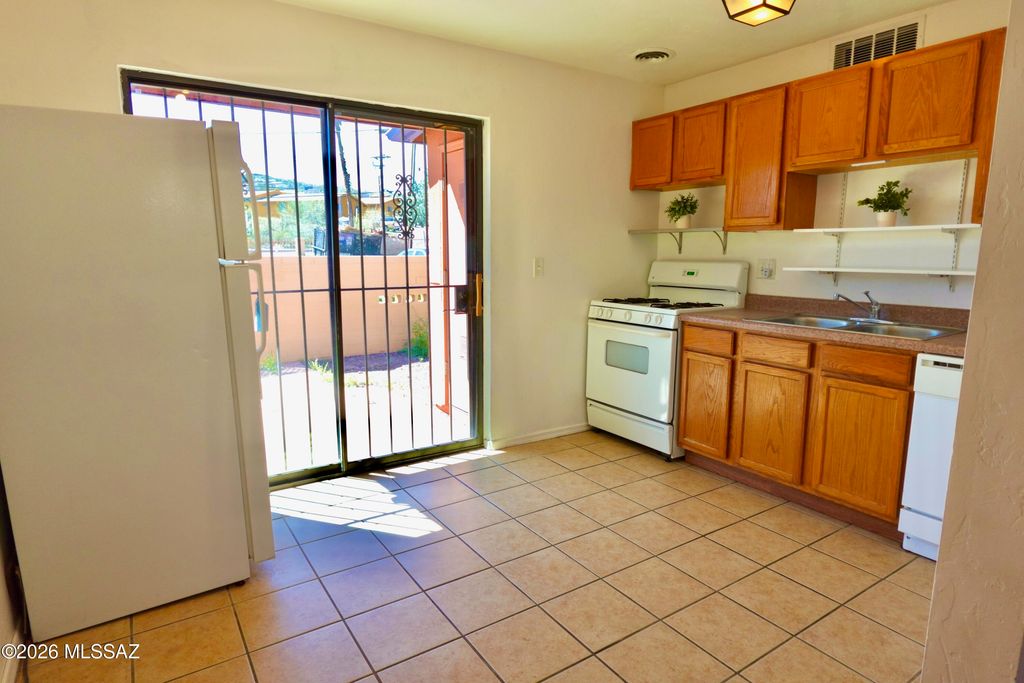 Image 10 of property listing at 350 N Silverbell Rd Apt 116, Tucson, AZ 85745