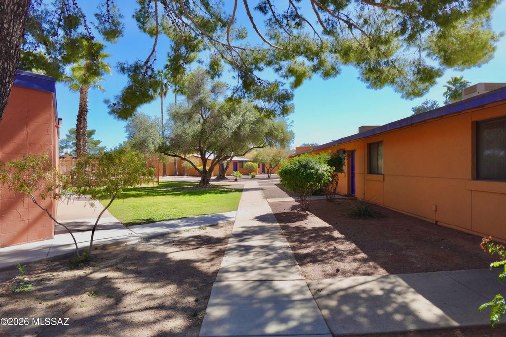 Image 2 of property listing at 350 N Silverbell Rd Apt 116, Tucson, AZ 85745