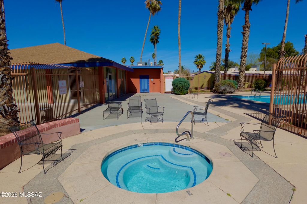Image 24 of property listing at 350 N Silverbell Rd Apt 116, Tucson, AZ 85745