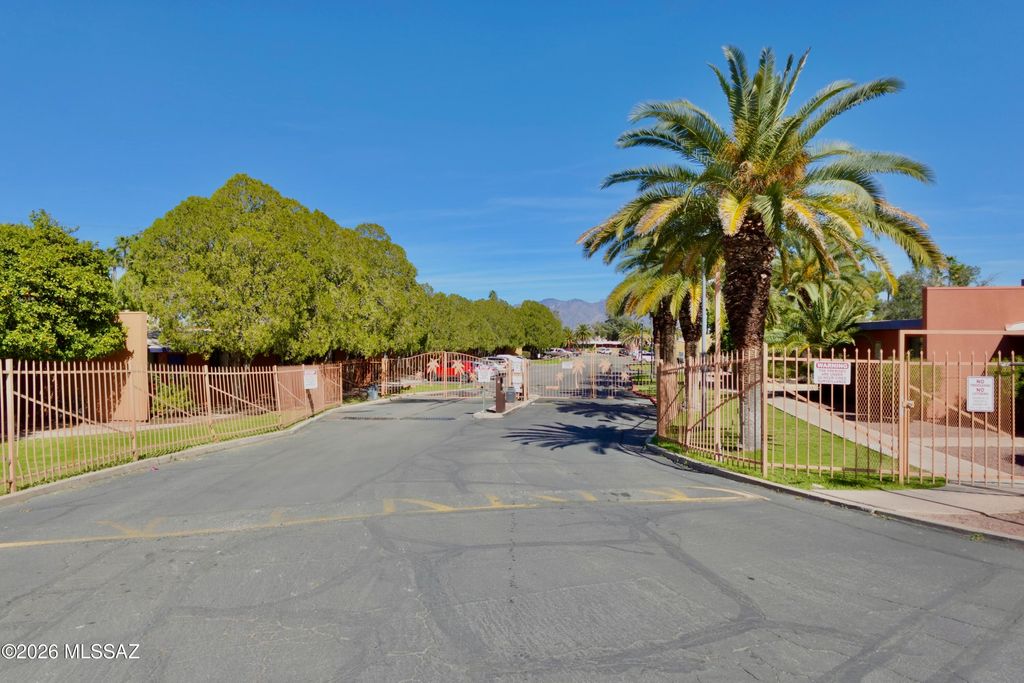 Image 29 of property listing at 350 N Silverbell Rd Apt 116, Tucson, AZ 85745