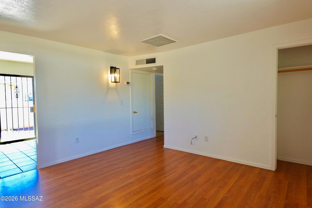 Image 4 of property listing at 350 N Silverbell Rd Apt 116, Tucson, AZ 85745