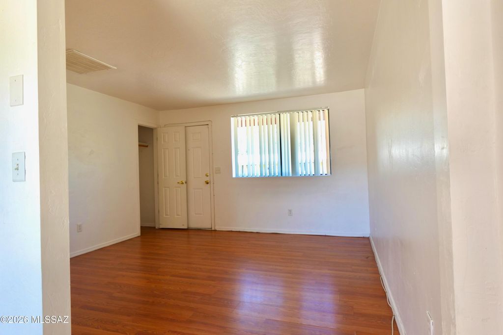 Image 5 of property listing at 350 N Silverbell Rd Apt 116, Tucson, AZ 85745