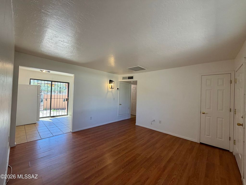 Image 7 of property listing at 350 N Silverbell Rd Apt 116, Tucson, AZ 85745