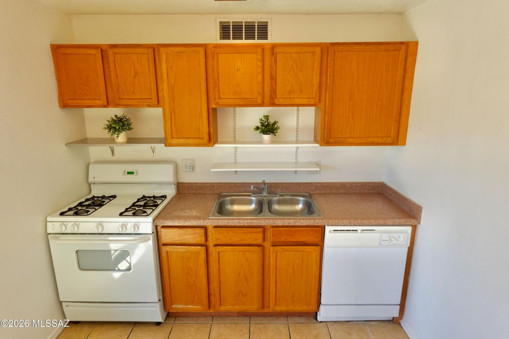 Image 9 of property listing at 350 N Silverbell Rd Apt 116, Tucson, AZ 85745