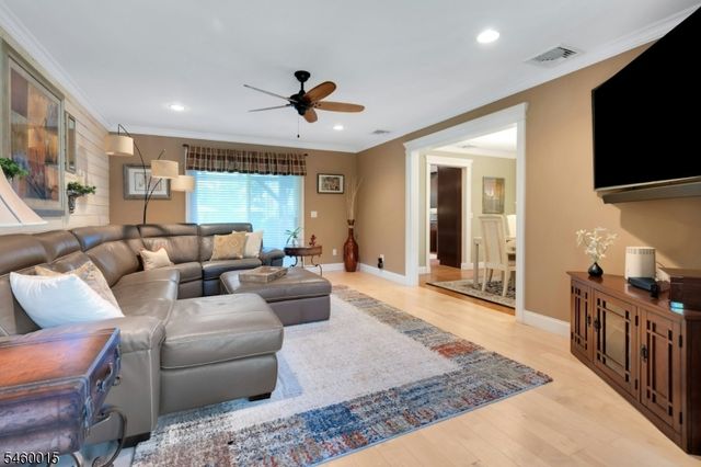 1 Fleetwood Ave, Fairfield Twp., NJ 07004