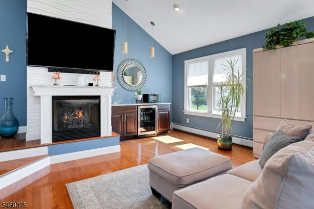 1 Fleetwood Ave, Fairfield Twp., NJ 07004