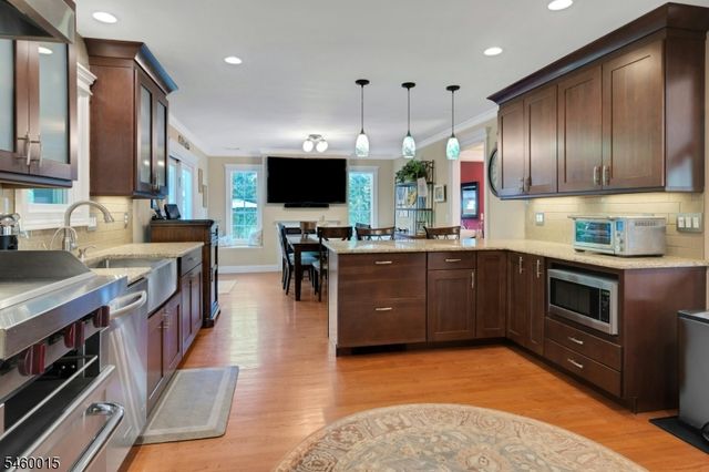 1 Fleetwood Ave, Fairfield Twp., NJ 07004