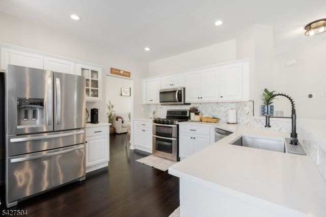 71 Saxton Dr, Hackettstown Town, NJ 07840