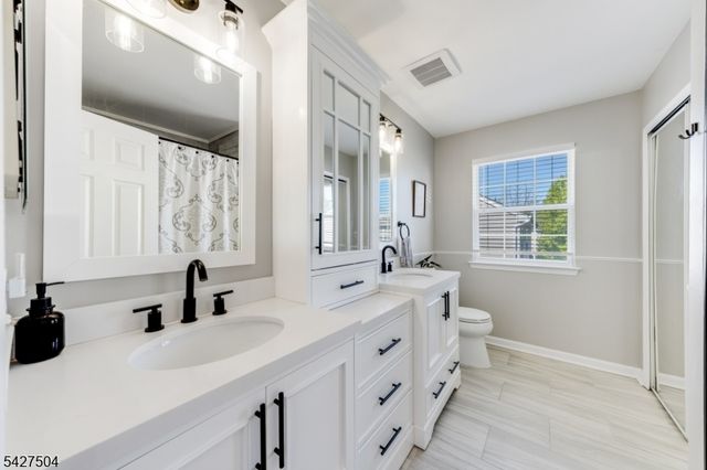 71 Saxton Dr, Hackettstown Town, NJ 07840