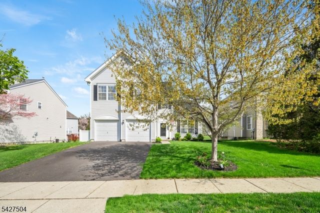 71 Saxton Dr, Hackettstown Town, NJ 07840