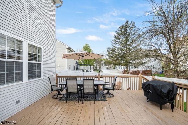 71 Saxton Dr, Hackettstown Town, NJ 07840