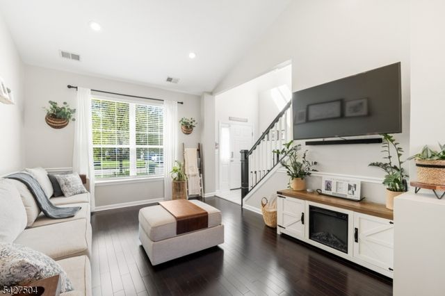 71 Saxton Dr, Hackettstown Town, NJ 07840