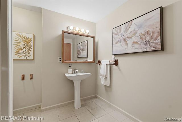 15921 W M 36, Pinckney, MI 48169