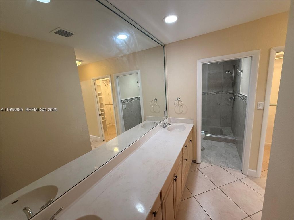 Image 11 of property listing at 2271 SW 30th Ter, Fort Lauderdale, FL 33312