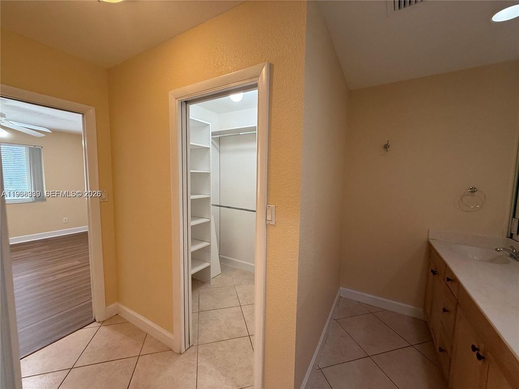 Image 13 of property listing at 2271 SW 30th Ter, Fort Lauderdale, FL 33312