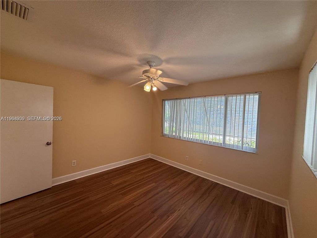 Image 17 of property listing at 2271 SW 30th Ter, Fort Lauderdale, FL 33312