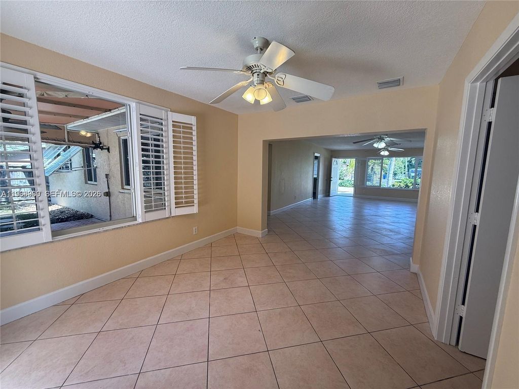 Image 22 of property listing at 2271 SW 30th Ter, Fort Lauderdale, FL 33312
