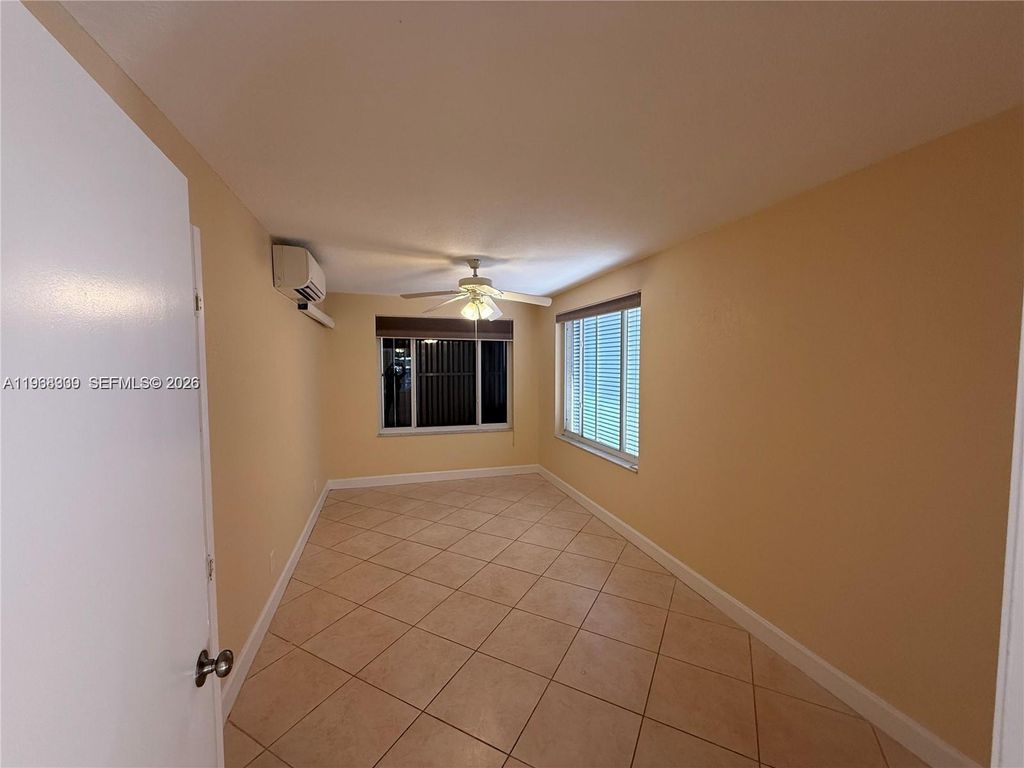 Image 23 of property listing at 2271 SW 30th Ter, Fort Lauderdale, FL 33312