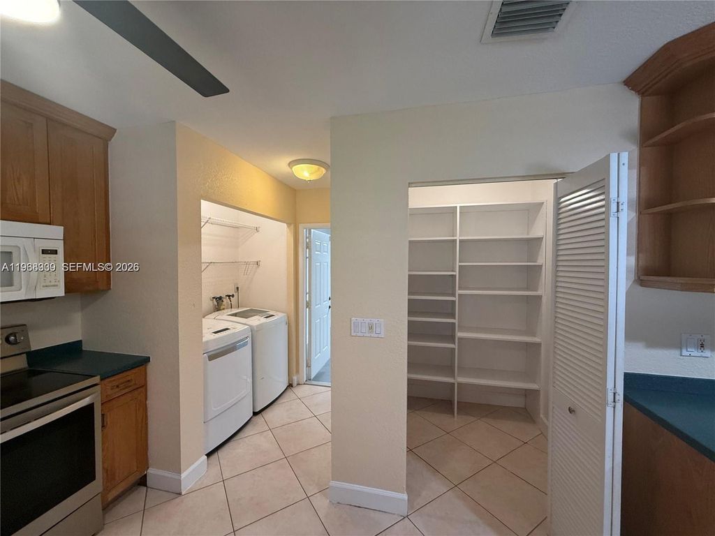 Image 28 of property listing at 2271 SW 30th Ter, Fort Lauderdale, FL 33312