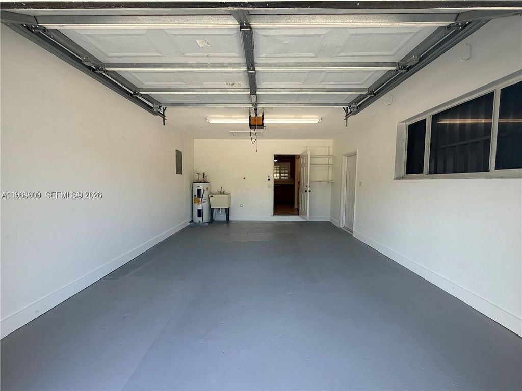 Image 29 of property listing at 2271 SW 30th Ter, Fort Lauderdale, FL 33312