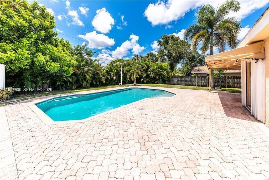 Image 3 of property listing at 2271 SW 30th Ter, Fort Lauderdale, FL 33312