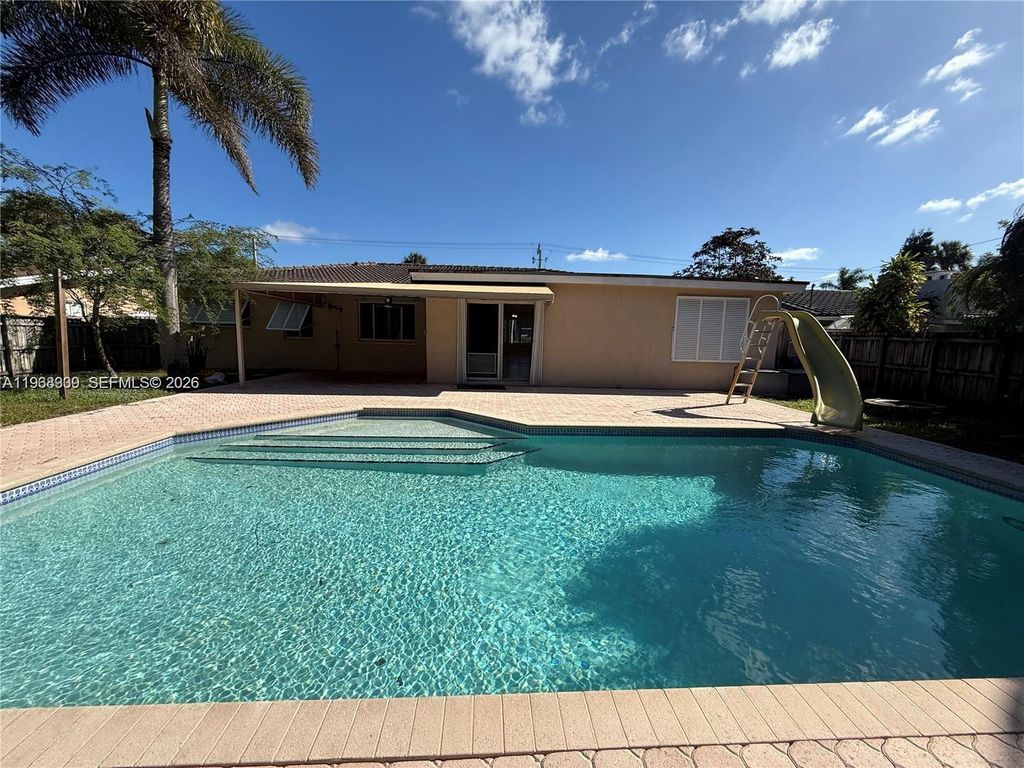 Image 30 of property listing at 2271 SW 30th Ter, Fort Lauderdale, FL 33312