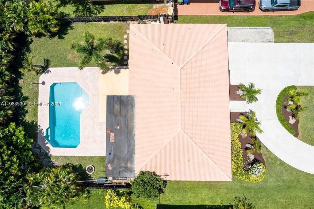 Image 32 of property listing at 2271 SW 30th Ter, Fort Lauderdale, FL 33312