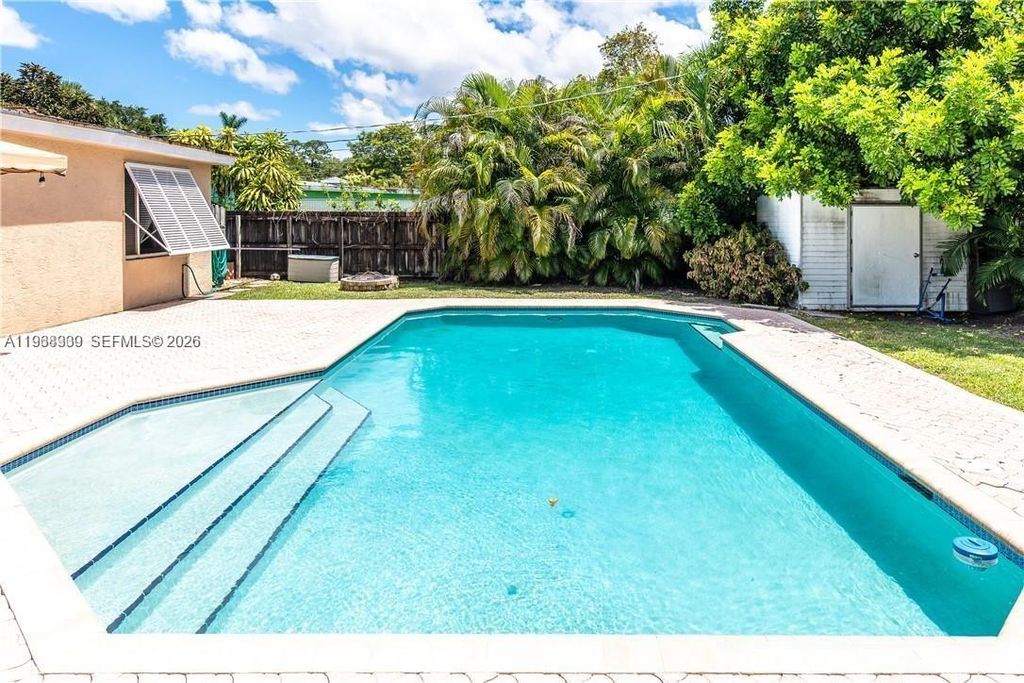 Image 35 of property listing at 2271 SW 30th Ter, Fort Lauderdale, FL 33312