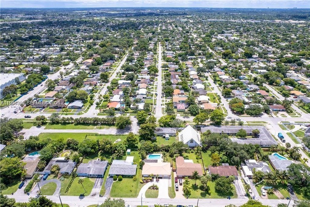 Image 36 of property listing at 2271 SW 30th Ter, Fort Lauderdale, FL 33312